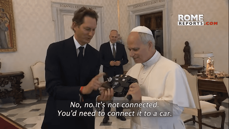 Papa Leão XIV recebe volante da Ferrari (Foto: Reprodução / Rome Reports via Youtube