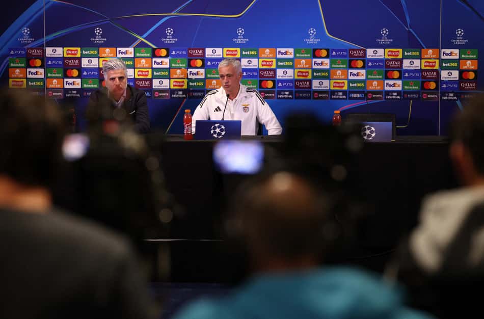 Jose Mourinho na coletiva de imprensa em Stamford Bridge, antes da partida do Benfica, contra o Chelsea, pela Champions League (Foto: Adrian DENNIS / AFP)