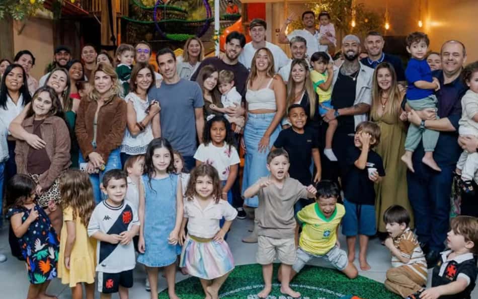 Medalhões de Vasco e Flamengo vão à festa de filho de Barboza, do Botafogo