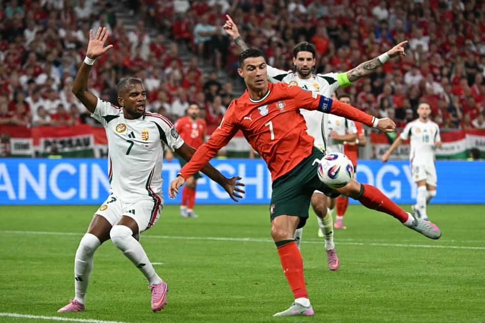Cristiano Ronaldo em ação em duelo entre Hungria e Portugal, pelas Eliminatórias