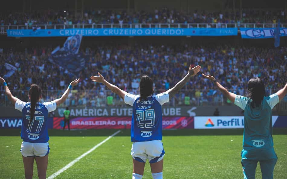 Jogadoras do Cruzeiro agredecem o apoio da torcida no Independência na final do Brasileirão Feminino
