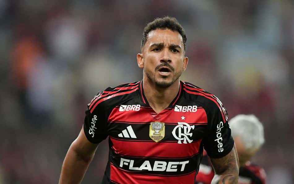 Atitude de Danilo com árbitro após Flamengo x Estudiantes viraliza: 'Vergonha'