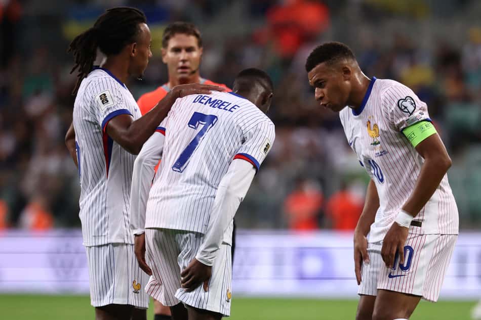 Dembélé coloca a mão na parte posterior da coxa direita em jogo da França nas Eliminatórias