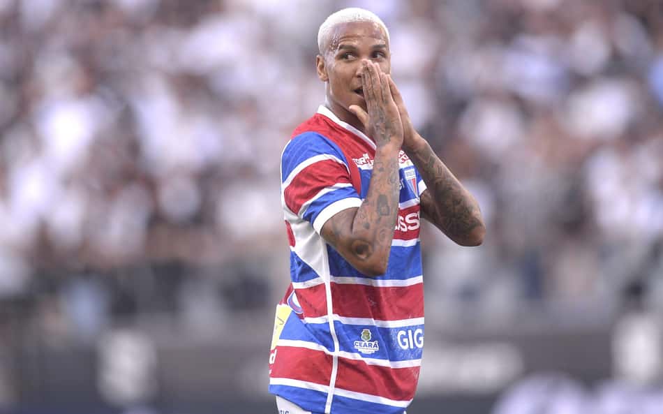 Atitude de Deyverson em Fortaleza x Sport chama atenção: 'Sempre apronta'