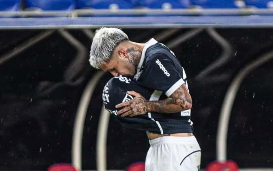 Emprestado pelo Botafogo, Diego Hernández brilha pelo Remo
