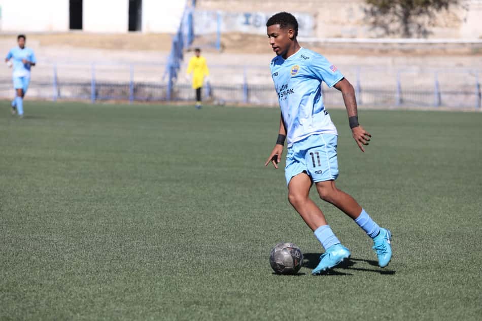 Diogo Jr em ação pelo Miami Dade contra o Panionios na excursão pela Grécia