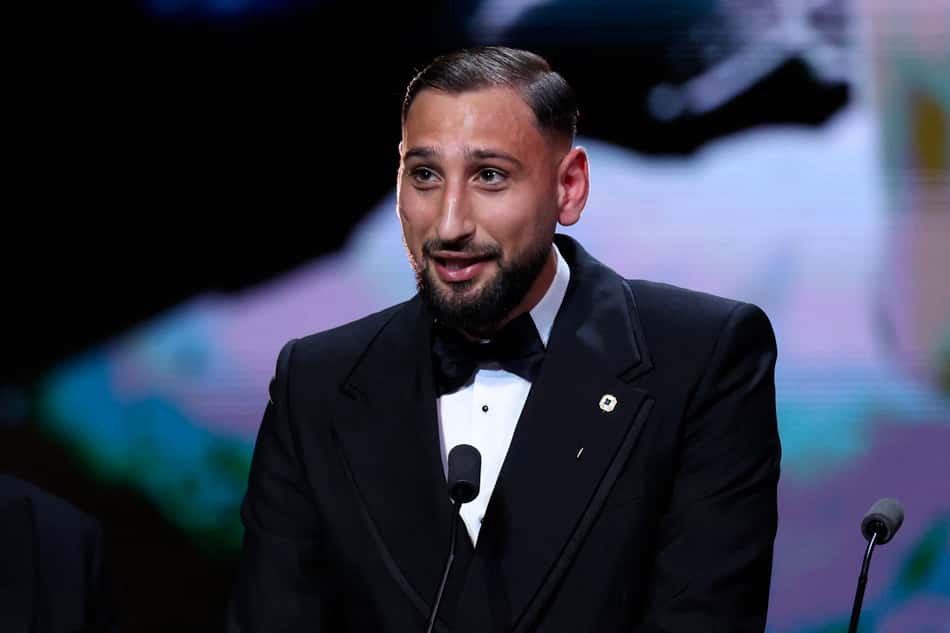 Gianluigi Donnarumma recebe Troféu Yashin de Melhor Goleiro do Mundo na cerimônia da Bola de Ouro (Foto: Franck Fife/AFP)