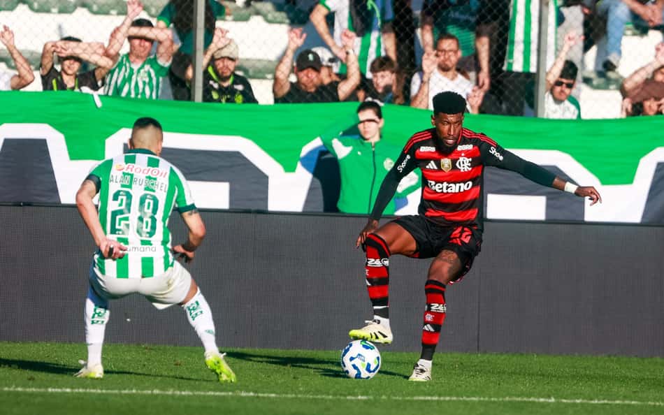 Emerson Royal celebra primeiro gol pelo Flamengo: 'Vinha sonhando'
