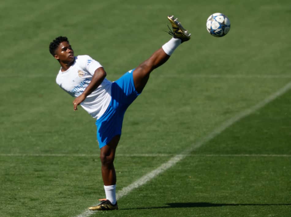 Endrick de volta ao treinamento pelo Real Madrid (Foto: Pierre-Philippe Marcou/AFP)