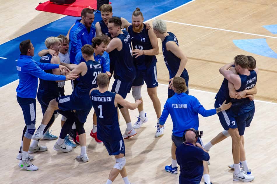 Equipe finlandesa comemora vitória sobre a França