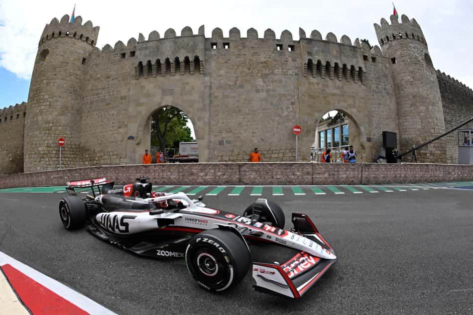 Esteban Ocon nas classificatórias do GP do Azerbaijão (Foto: Alexander NEMENOV / AFP)