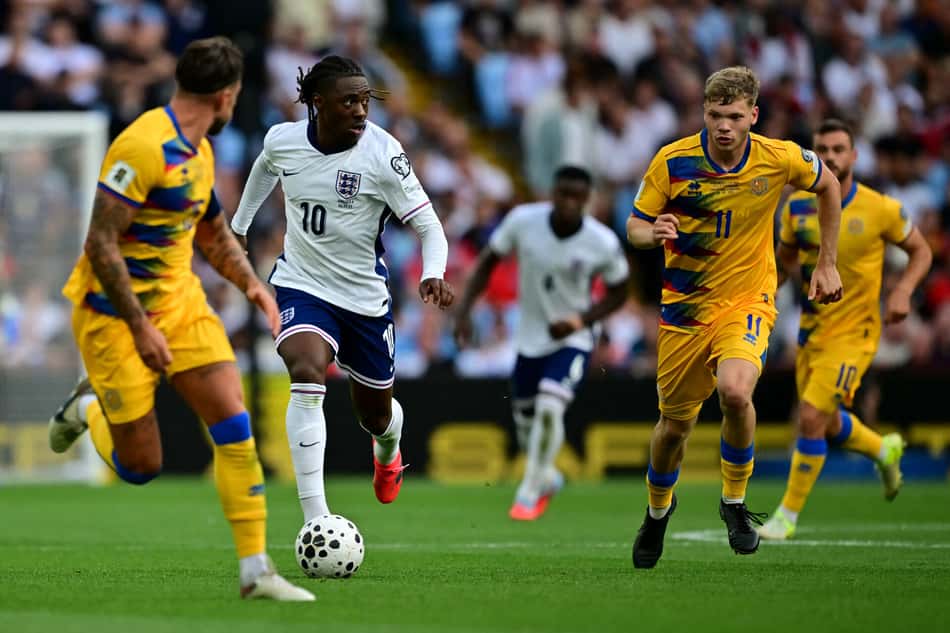 Eze carrega a bola em duelo entre Inglaterra e Andorra, pelas Eliminatórias