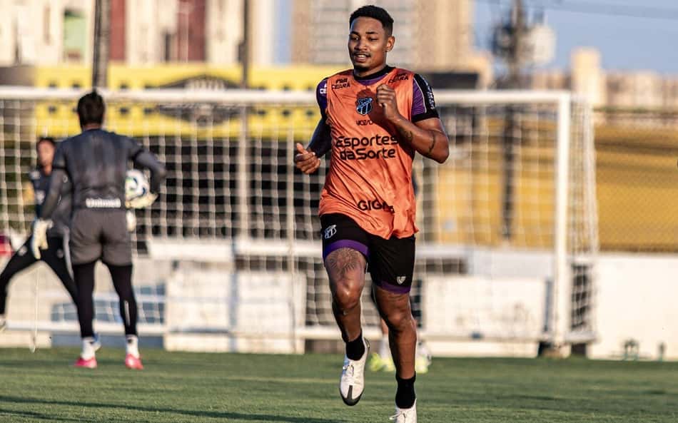 Fernandinho, atacante do Ceará, durante treino (Foto: Felipe Santos/Ceará SC)