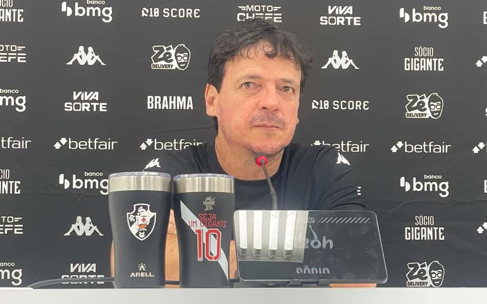 Diniz celebra classificação do Vasco e diz que queria Robert Renan desde falha no Inter