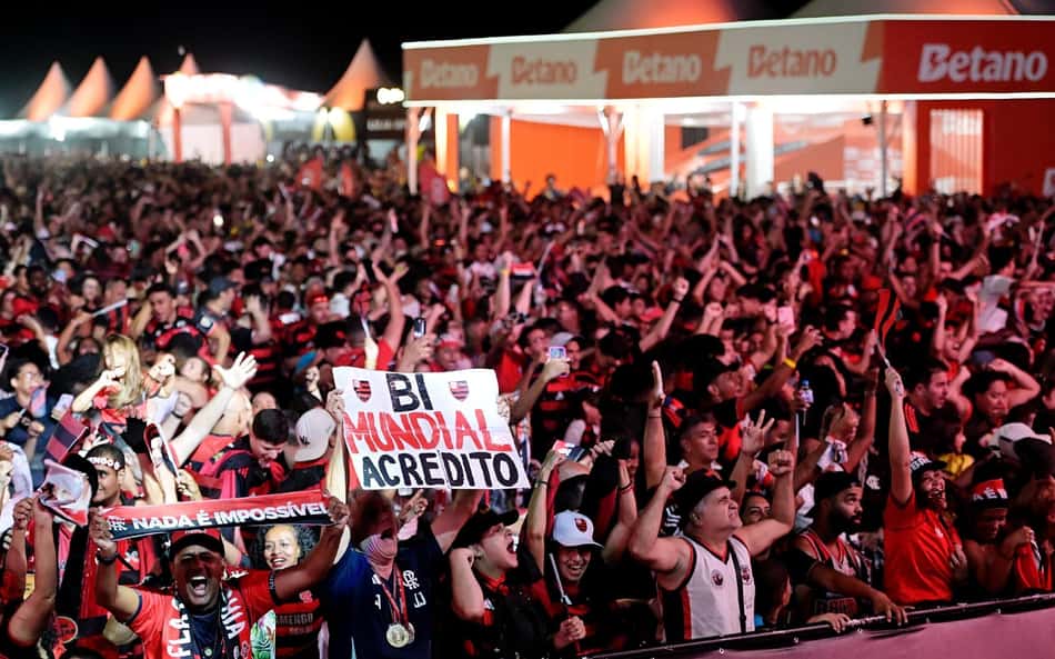 Novo visual de astro do Flamengo enlouquece internautas: 'Outra pessoa'