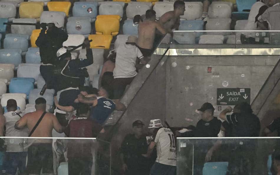 Fluminense x Lanús: confusão entre polícia e torcedores argentinos atrasa reinício de jogo