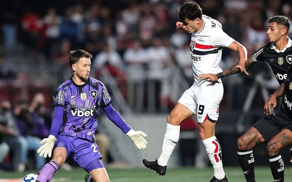 Dinenno quebra jejum e chora após gol em vitória do São Paulo