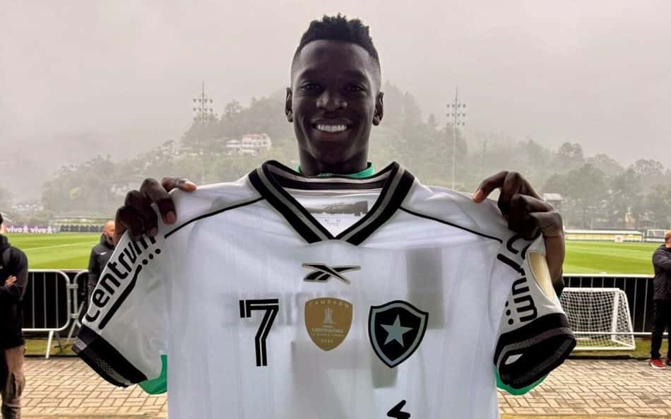 Luiz Henrique ganhou a nova camisa do Botafogo (Foto: Divulgação/Botafogo)