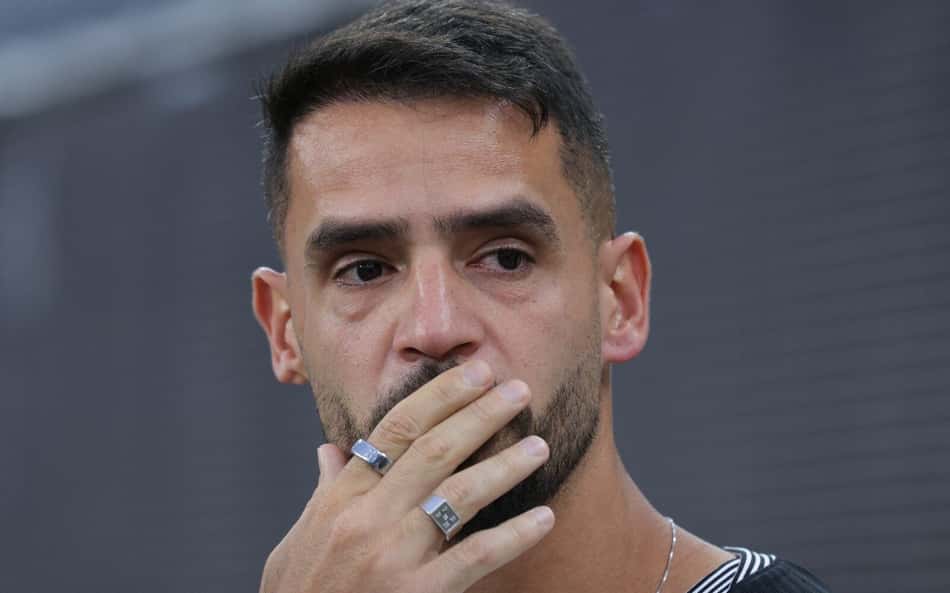 Renato Augusto se emociona com homenagem do Corinthians