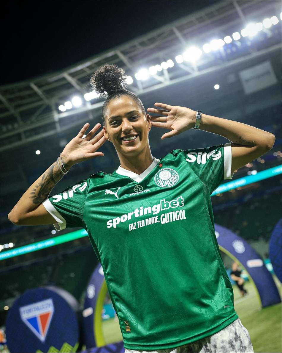 Amanda Gutierres é homenageada em Palmeiras x Fortaleza. (Foto: Palmeiras/Divulgação)