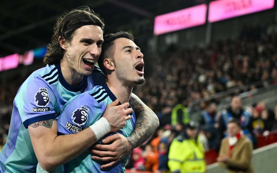 Gabriel Martinelli comemora 3º gol do Arsenal na vitória sobre o Brentford, pela Premier League