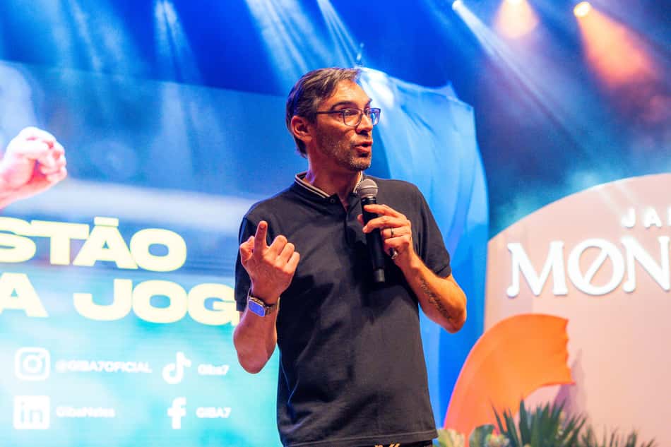 Giba, ex-jogador de vôlei, durante sua palestra