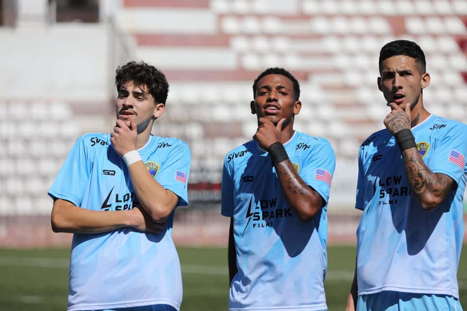 Gil, Diogo Jr e Talero comemora gol do Miami Dade contra o Olympiacos