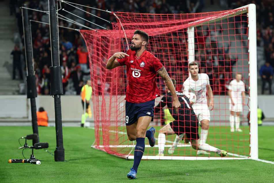 Giroud comemorando o gol da vitória do Lille na Europa League (Foto: Sameer Al-Doumy/AFP)