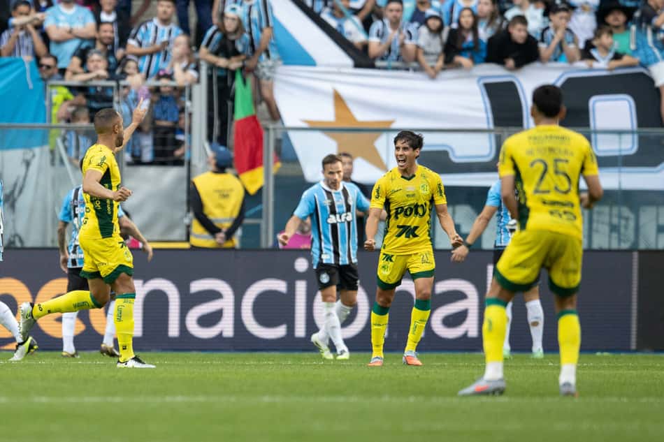 Jogadores do Mirassol comemoram gol na vitória sobre o Grêmio. (Foto: Liamara Polli/AGIF)