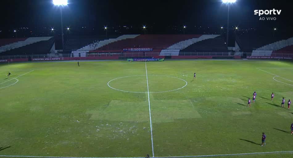 Gramado do Estádio Antônio Carneiro, para Bahia x Atlético-MG, na Copa do Brasil Feminina (Foto: Reprodução/Sportv)
