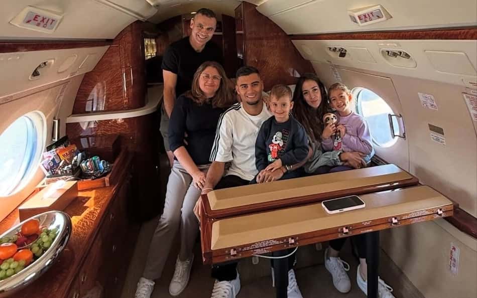 Andreas Pereira embarca para se apresentar ao Palmeiras