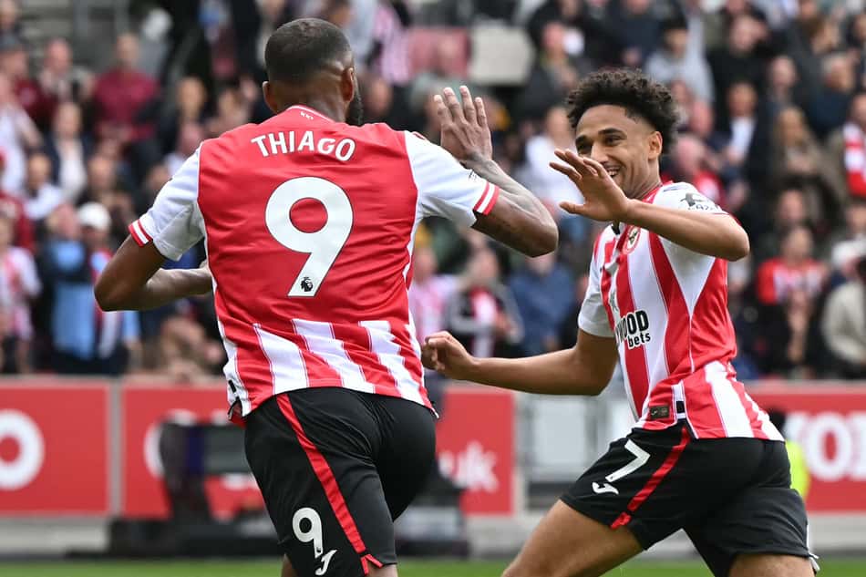 O brasileiro Igor Thiago marca duas vezes contra o Manchester United e é o destaque da sexta rodada da Premier League (Foto: Justin Tallis/AFP)