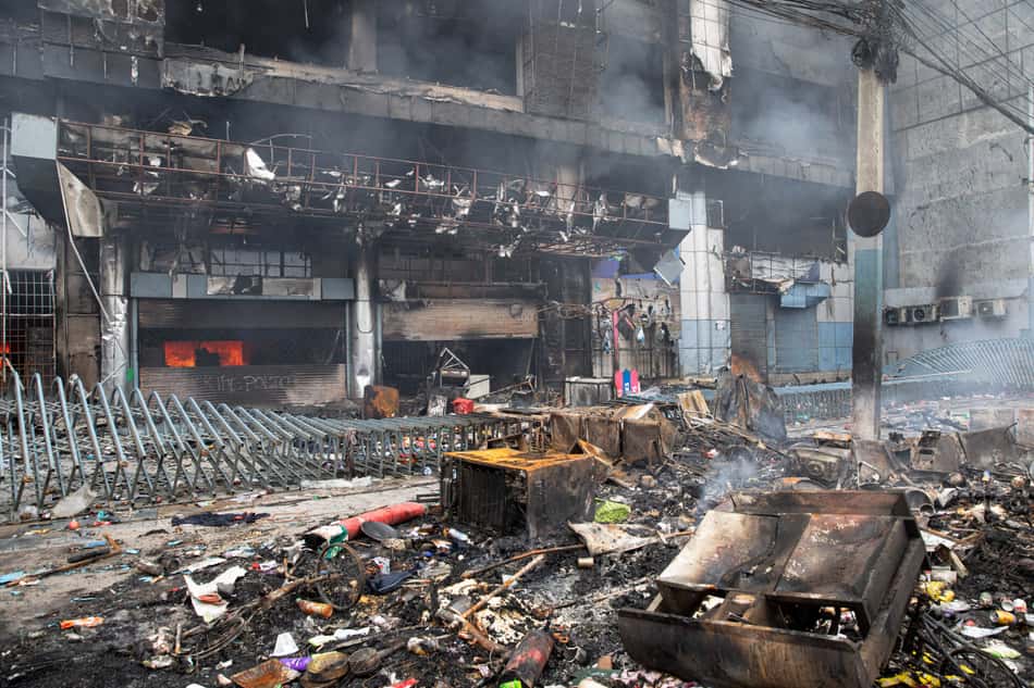 Incêndio em supermercado durante protestos no Nepal (Foto: Reprodução/Prabin Ranabhat/AFP)