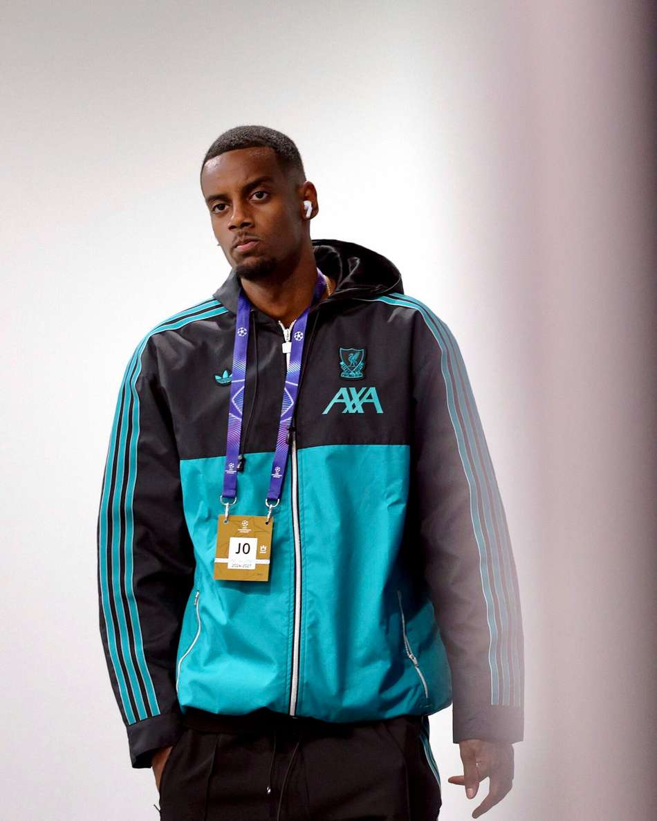 Isak na chegada a Anfield para o duelo contra o Atlético de Madrid, pela Champions League (Foto: Reprodução/X)