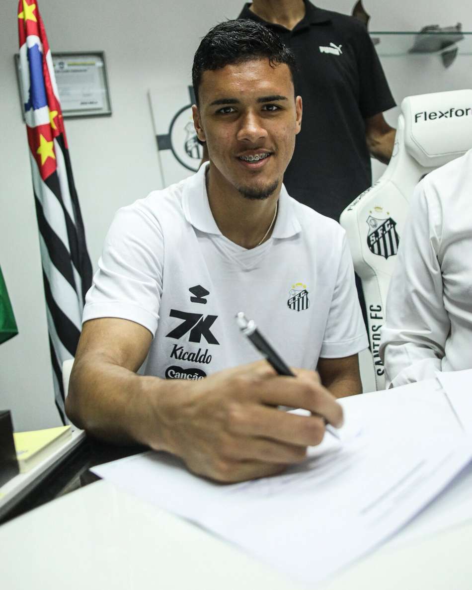 Goleiro de 17 anos foi promovido recentemente ao time profissional do Santos. (Foto: Reinaldo Campos/Santos FC)
