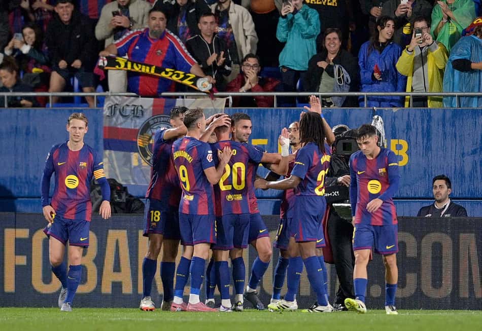 Jogadores do Barcelona comemorando o gol feito por Ferran Torres
