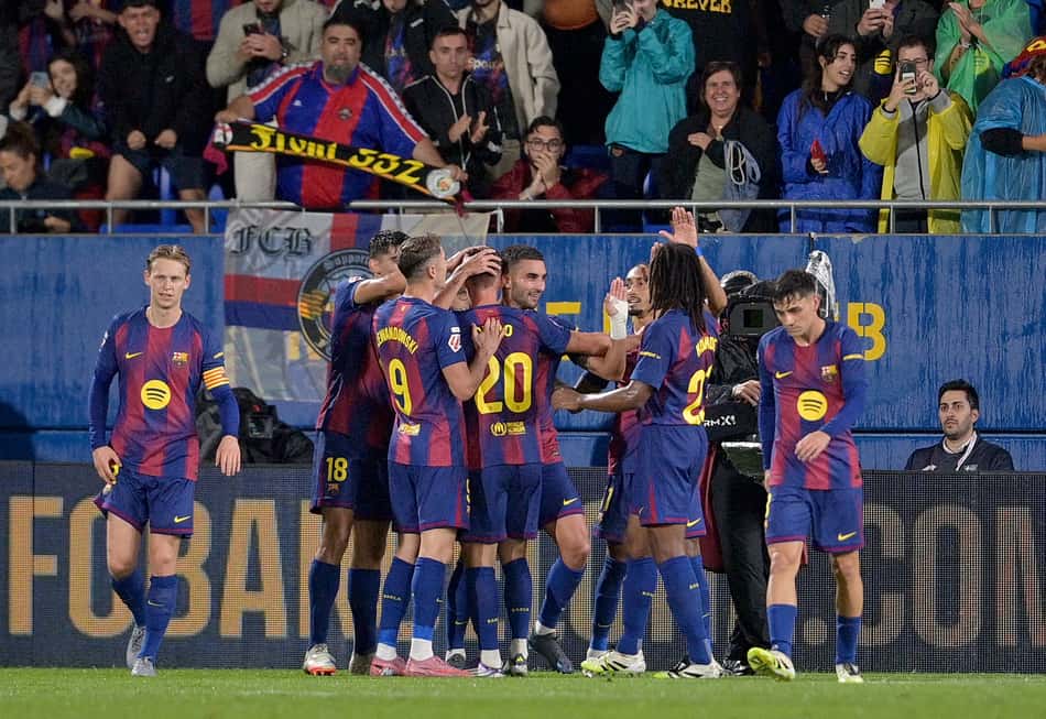 Jogadores do Barcelona comemorando o gol feito por Ferran Torres