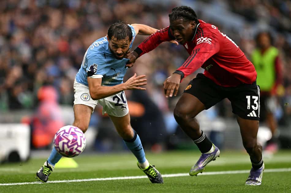 Jogadores do Manchester City e do Manchester United disputando a bola (Foto: Oli Scarff/AFP)