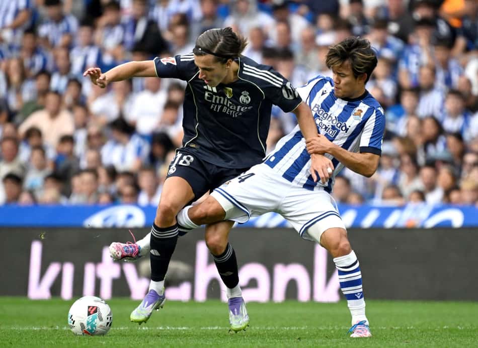 Jogadores do Real Madrid e Real Sociedad disputando a bola durante o confronto (Foto: ANDER GILLENEA / AFP))