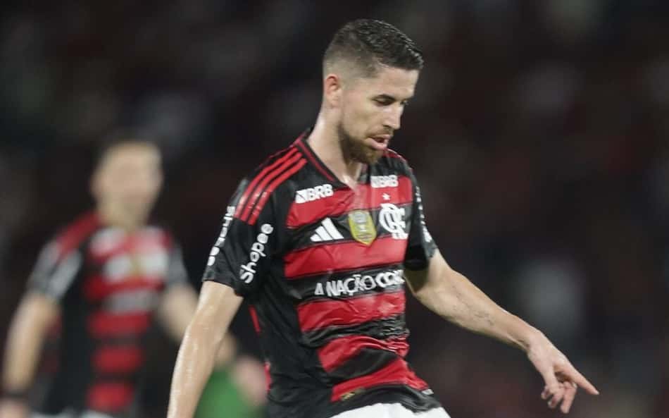 Flamengo bate martelo sobre Alex Sandro e Jorginho contra Estudiantes; veja relacionados