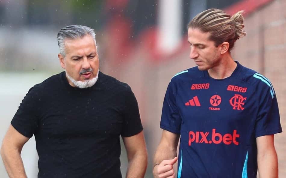 Filipe Luís indica permanência no Flamengo durante homenagem