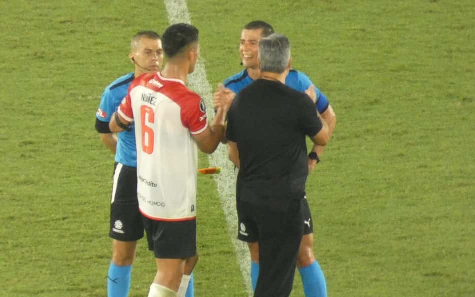 Diretor do Flamengo se revolta com arbitragem na Libertadores: 'Escandalosa e vergonhosa'