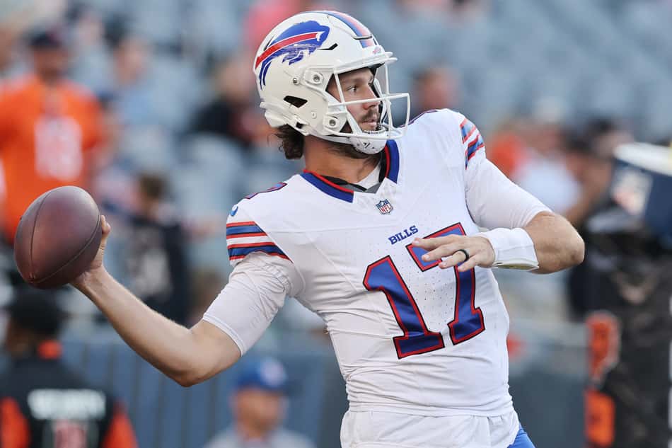 Josh Allen arremessando bola durante confronto com Chicago Bears (Foto: Michael Reaves/Getty Images)