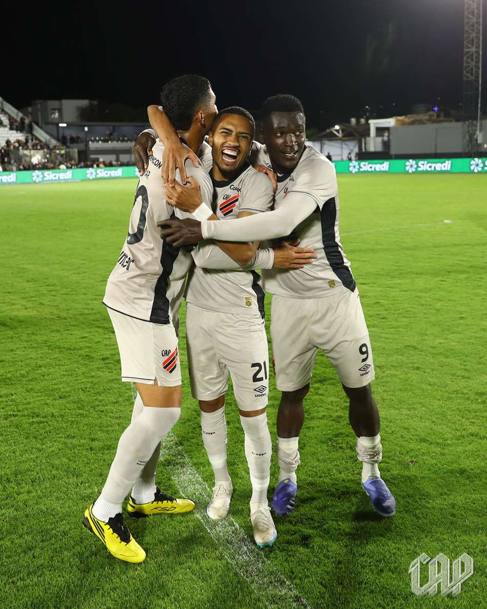 Julimar Leozinho Viveros comemoração Athletico Athletic