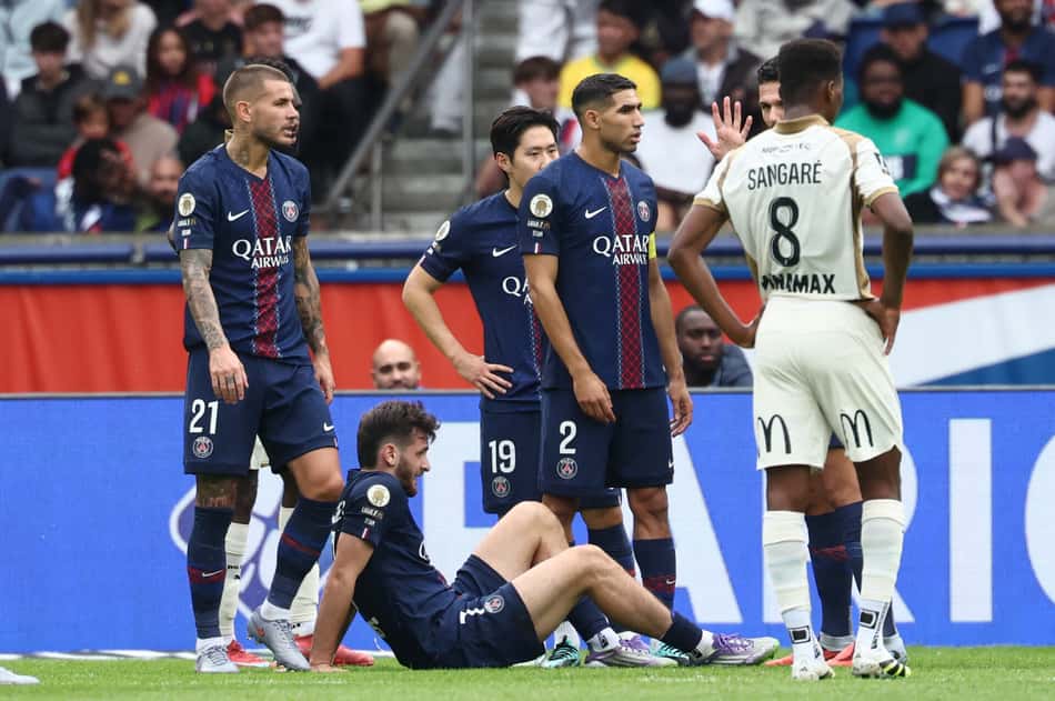Kvaratskhelia sentado após sentir lesão no jogo PSG (Foto: Franck Fife/AFP)