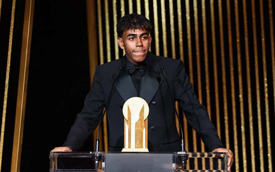 Atacante Lamine Yamal recebe o Prêmio Kopa na Bola de Ouro. (foto: FRANCK FIFE / AFP)