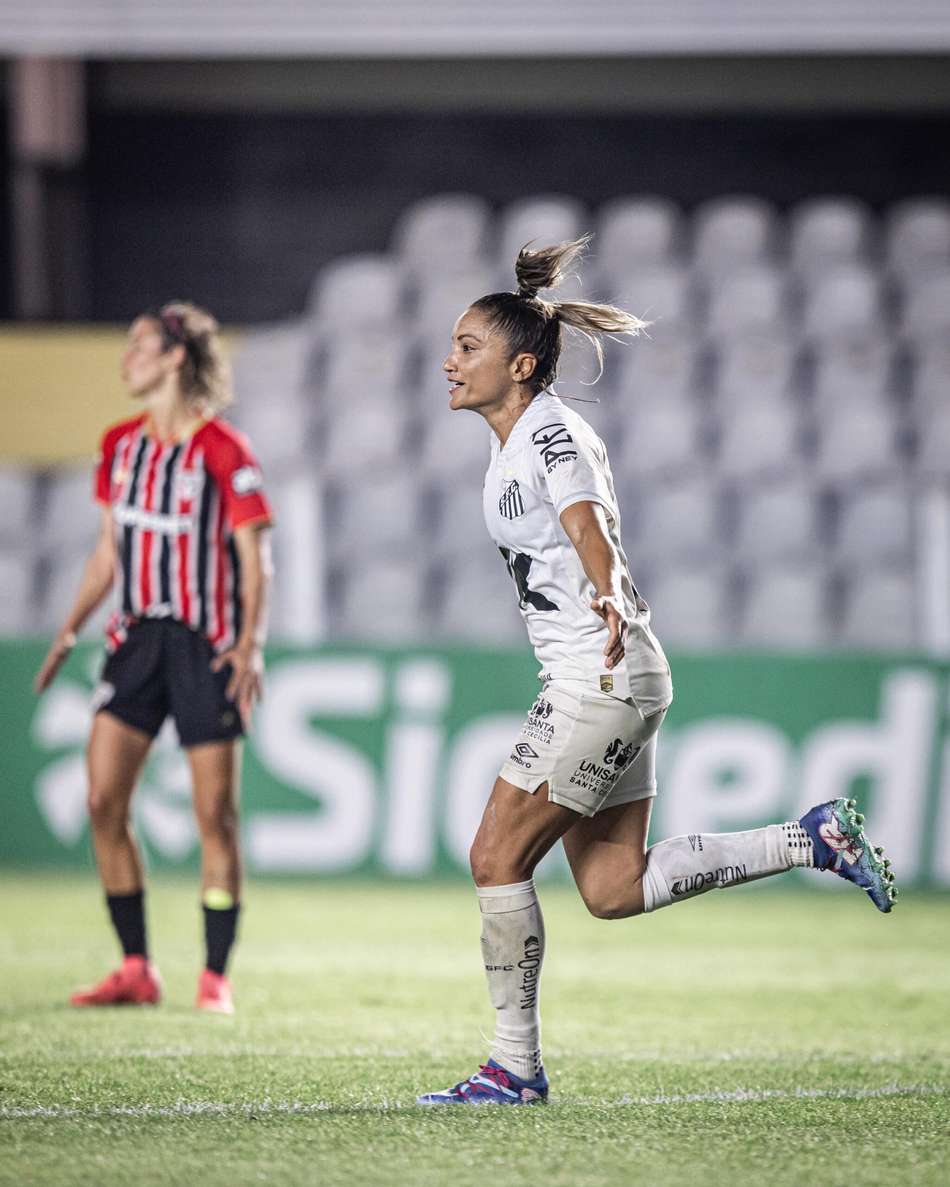 Laryh comemora o gol de empate do Santos contra o São Paulo no Paulistão Feminino (Foto: Raul Baretta/Santos FV)