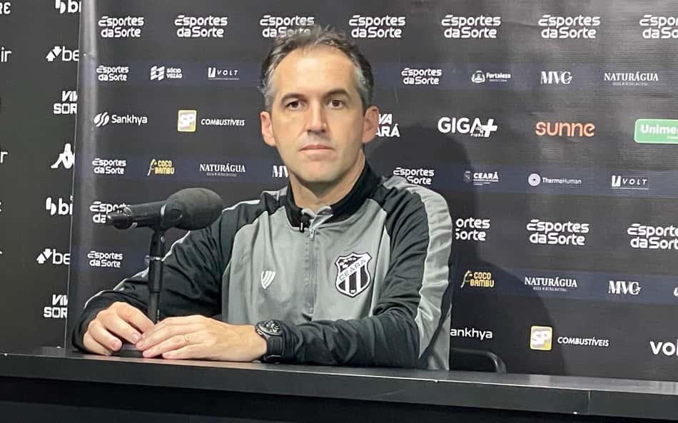 Léo Condé, técnico do Ceará, durante coletiva (Foto: Pedro Cobalea/Lance!)