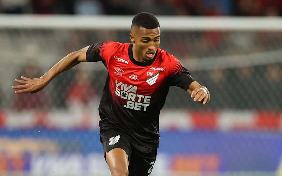 Leozinho é titular pela primeira vez na Série B e recebe elogios do técnico do Athletico