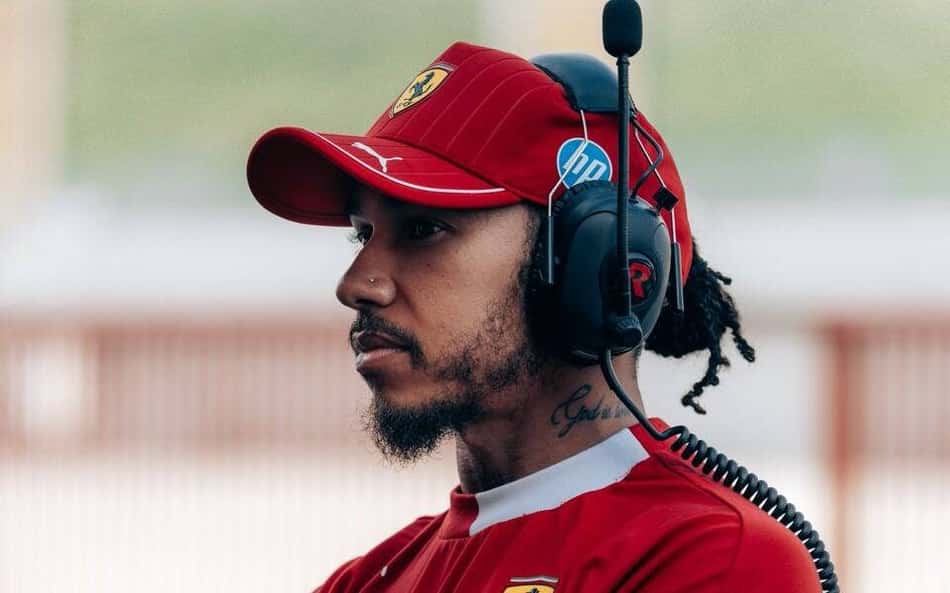 Hamilton diz que 'daria tudo por atualização na Ferrari', mas aceita foco em 2026